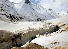 Icy Bound Zozilla Pass Road (Hindustan Times)