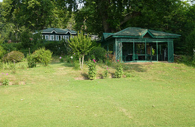 Gardens of Butt's Clermnont House Boats