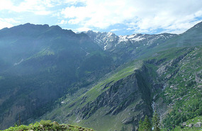 Descending the Treacherous Rohtang Pass