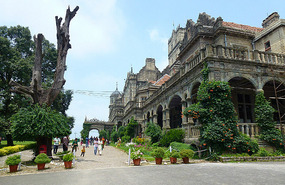 Entrance to The Viceregal Lodge