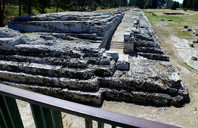Altar of Heron II, Neapolis