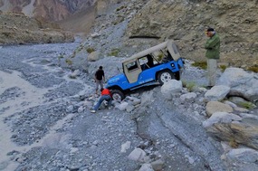 Jacking Our Jeep with Rocks to Free It