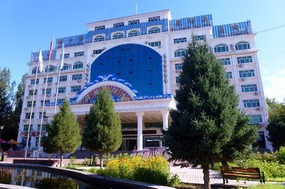Our Mystic Lake Grand Hotel, Buerjin