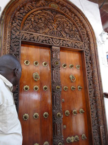 Chain motif around door indicates owned by slaver