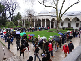 Line for Treasure Room in the Palace, no cameras