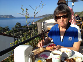 Wind calms and we have breakfast on the terrace