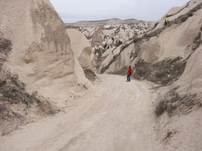 Starting down the Meskendir Trail
