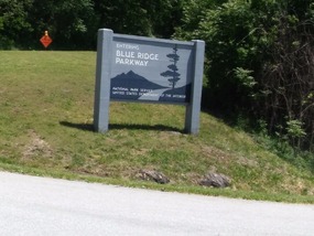Sign at one of the entrances of the Parkway