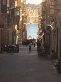Down the hill to the harbour