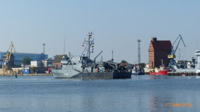 Last warship to leave