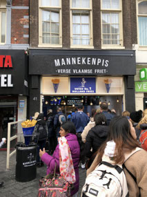 Queue at Mannekin Pis for Chips