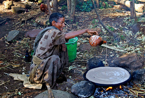 Woman preparing injera - drive to Tissisat