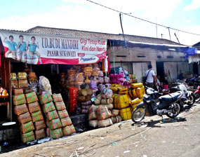 Sukawati Market - Offering Supplies