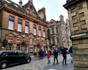 Walk back to Castle - Edinburgh Scotland
