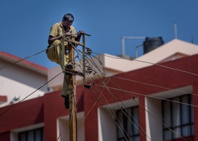 Repairing power lines - so much for safety