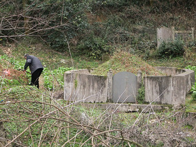 A Tomb Sweeping Easter On Bird Pagoda Hill