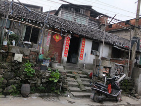 A Tomb Sweeping Easter On Bird Pagoda Hill