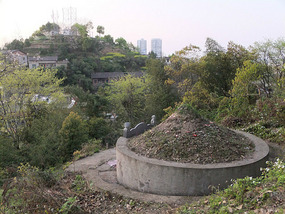 A Tomb Sweeping Easter On Bird Pagoda Hill
