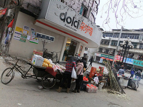 A Tomb Sweeping Easter On Bird Pagoda Hill