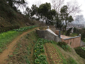 A Tomb Sweeping Easter On Bird Pagoda Hill