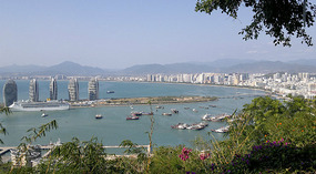 Luhuitou Park & Dadonghai Beach Dinner