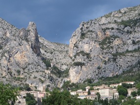 Moustiers rests under its star