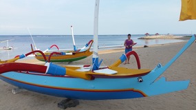 Kleurrijke bootjes op strand van Sanur