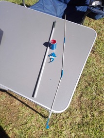 Drie satéprikkers  + duct tape. All you need.