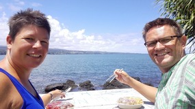 Ocean front poke-lunch in Liliuokalani Park (Hilo)