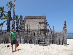 Houten beelden (+ Erwin) als bewakers vd tempel