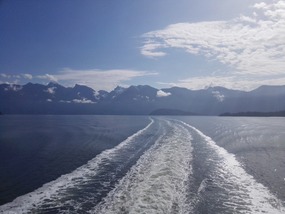 Uitzicht vanaf de ferry op besneeuwde bergtoppen