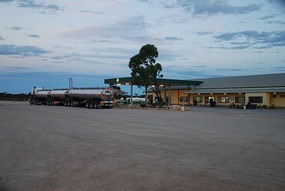 Caiguna Road House @ dusk