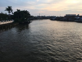 Flussfahrt zu den schwimmenden Märkten
