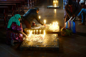 Maya Ritual in Kirche