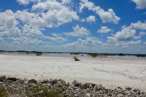 Damm zwischen Lagune und Küste