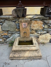 Drinking fountain for dogs