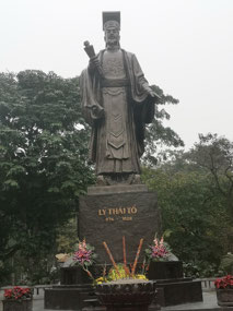 Ly Thai To statue