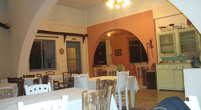 The interior taverna of Batis at Nea Lampsakos