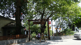 Main entrance -Agna..di Cafe Divino Tsagkarada
