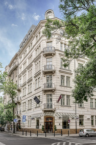 The imposing exterior of the Rialto hotel