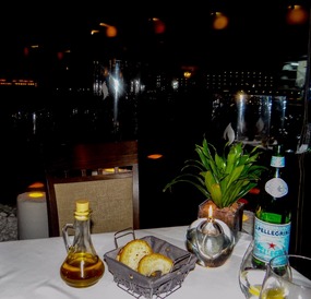 Table setting, water and bread rolls