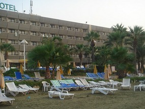 THE WALKING TRAIL PASSES NEXT TO HOTELS 