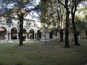 Basilica Di San Vitale - Courtyard.