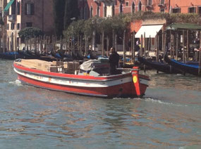 Venetian semi-trailer