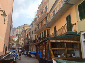 Shopping promenade Manarola