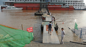 Yangtze River Flood - Access to Ship