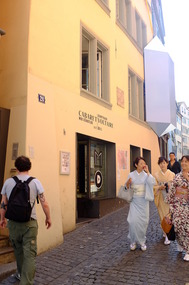 3 Japanse tourists outside Caberet Voltaire