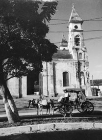 Horse and buggy in front of a Granada church