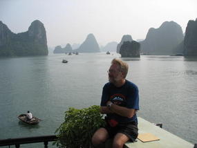 06 - Wang Hai Zhong Observes Halong Bay