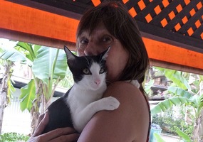 Elenka and our Bang Niang gato. The cat ...